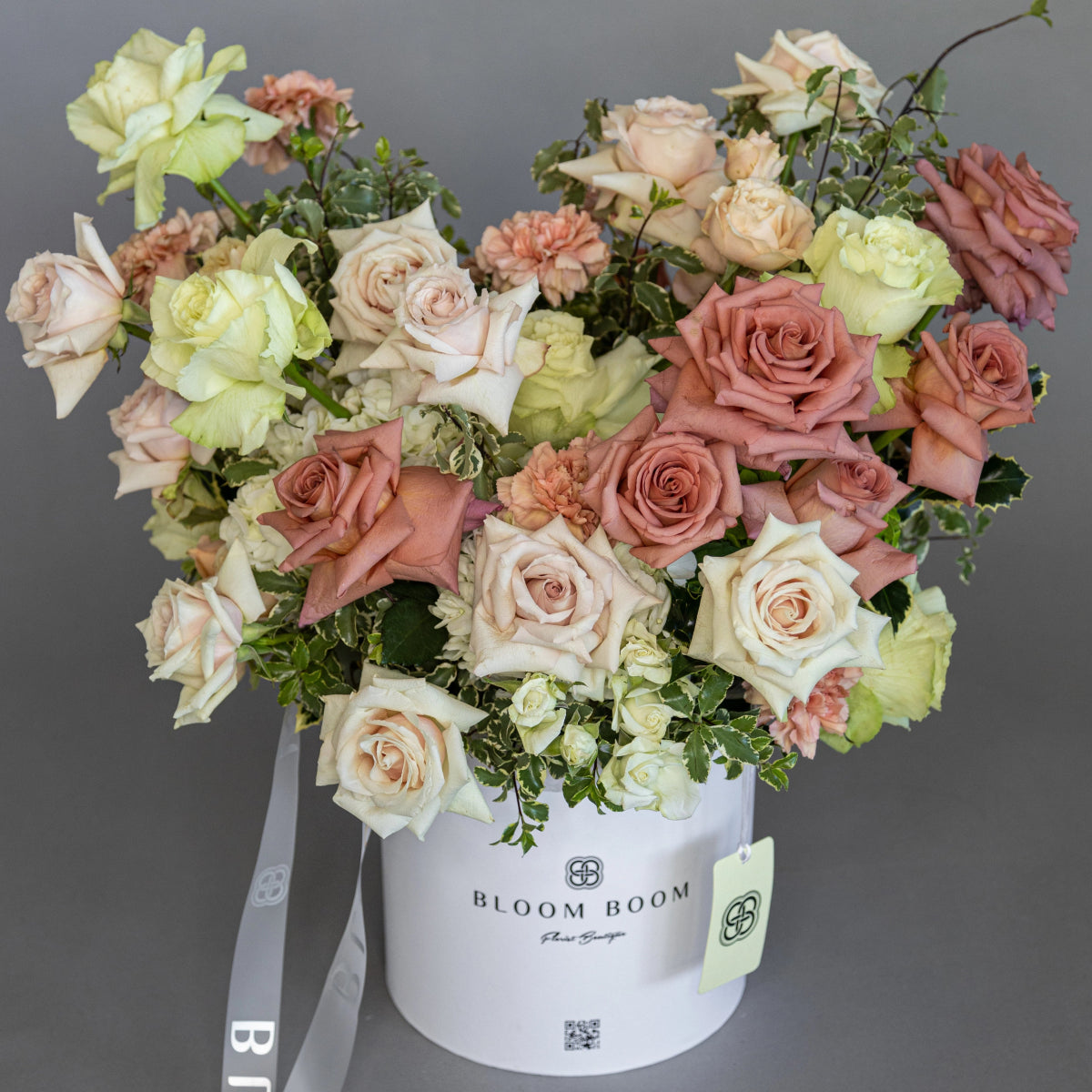 Flower box "Green Tea Chocolate" with roses, hydrangea and carnations